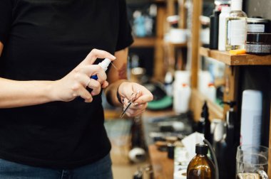 Genç Kuaför berber dükkanı çekici erkek saç kesimi yapmasını eller