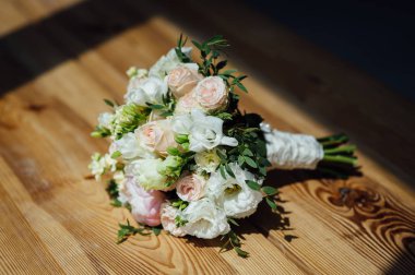 Güzel çiçeklerin düğün buketi: pembe güller, beyaz ve pembe ranunculus