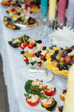 Yemek servisi geçmişi ve davetli masasında atıştırmalıklar.