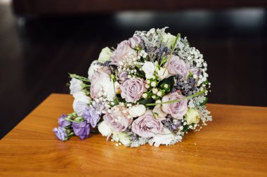 Güzel çiçeklerin düğün buketi: pembe güller, beyaz ve pembe ranunculus