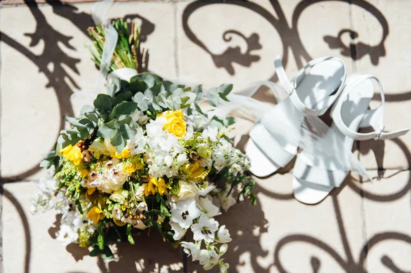 Bruiloft boeket van mooie bloemen: roze rozen, witte en roze ranunculus — Stockfoto