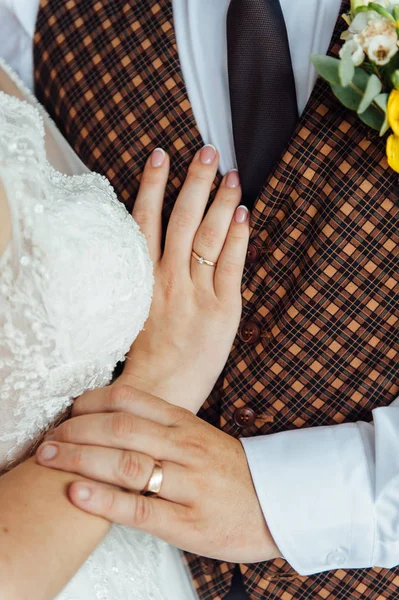 Pasangan muda di luar ruangan. Pengantin pria dan wanita bersama-sama — Stok Foto