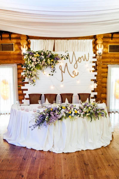 Lyxigt bröllop presidium i vitt med silver element. — Stockfoto