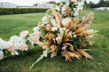 Düğün için kemer, kumaş ve çiçeklerle süslenmiş.