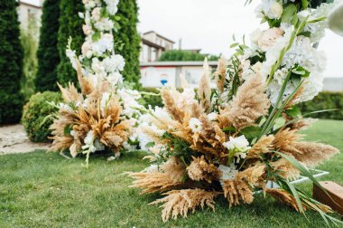 Düğün için kemer, kumaş ve çiçeklerle süslenmiş.