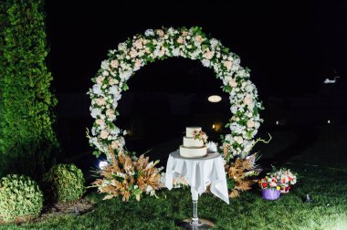 Düğün pastası. Akşamları meyveli üç kat.