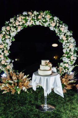 Düğün pastası. Akşamları meyveli üç kat.