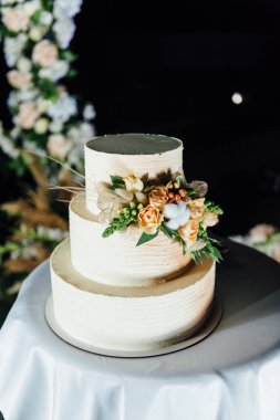 Düğün pastası. Akşamları meyveli üç kat.