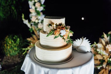 Düğün pastası. Akşamları meyveli üç kat.