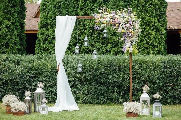 婚礼用的拱门，用布和花装饰 — 图库照片