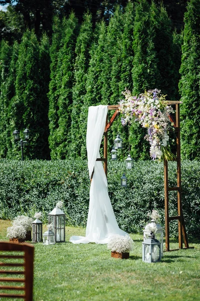 Arc pour la cérémonie de mariage, décoré de tissu et de fleurs — Photo