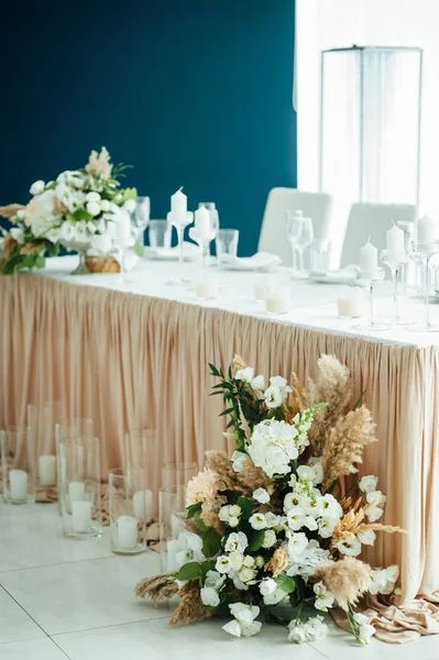Роскошный свадебный президиум в белом с серебряными элементами . — стоковое фото