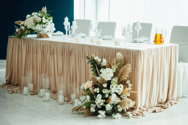 Роскошный свадебный президиум в белом с серебряными элементами . — стоковое фото