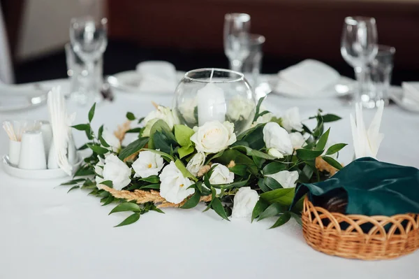 Lujoso presidium de boda en blanco con elementos plateados . — Foto de Stock