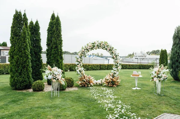 Düğün için kemer, kumaş ve çiçeklerle süslenmiş.