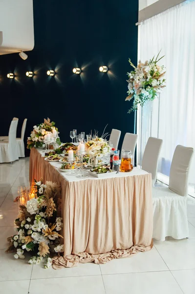 Lujoso presidium de boda en blanco con elementos plateados . — Foto de Stock