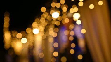 Kalabalığın önünde dans eden Bulanık Arkaplan Parti Şovu