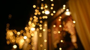 Kalabalığın önünde dans eden Bulanık Arkaplan Parti Şovu