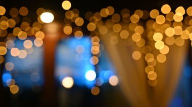 Kalabalığın önünde dans eden Bulanık Arkaplan Parti Şovu