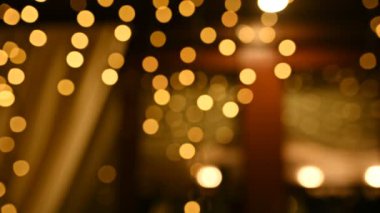 Kalabalığın önünde dans eden Bulanık Arkaplan Parti Şovu