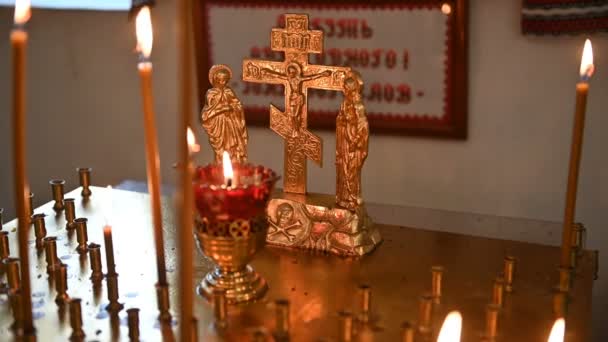 Hořící svíčky na svícen na prázdné pravoslavná církev — Stock video