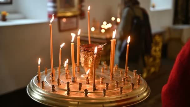 Горящие свечи на подсвечнике в пустой православной церкви — стоковое видео