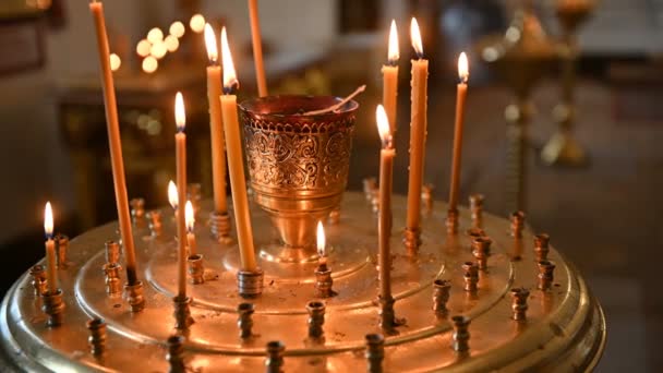 Brûler des bougies sur un chandelier à l'église orthodoxe vide — Video