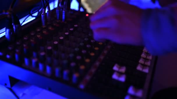 Le DJ de la discothèque travaille derrière la télécommande. piste de danse et musique légère . — Video