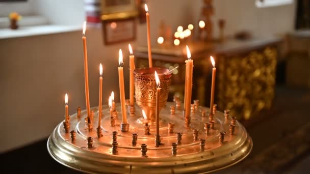 Hořící svíčky na svícen na prázdné pravoslavná církev — Stock video