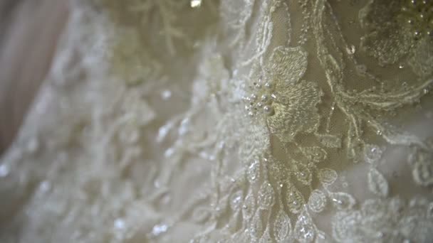 Abito da sposa in pizzo bianco con bellissimo ricamo — Video Stock