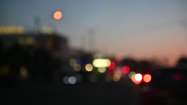 Hermoso bokeh brillante en oscuro fondo borroso por la noche. — Vídeo de stock