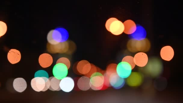 Beautiful glittering bokeh in dark blurry background at night. — Stock Video