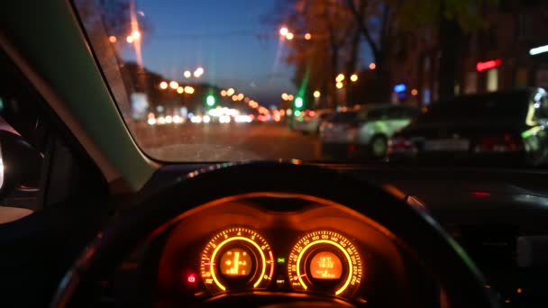 Je conduis la nuit. La vue depuis la voiture sur le rétroviseur latéral. lumières floues de la ville. 4k — Video