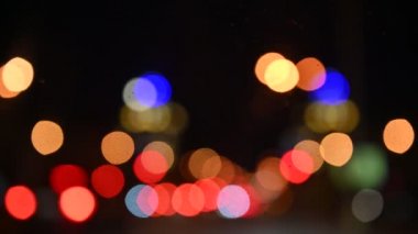 Gecenin karanlığında bulanık arkaplanda güzel, ışıltılı bir bokeh..