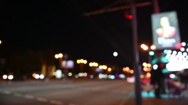 Gecenin karanlığında bulanık arkaplanda güzel, ışıltılı bir bokeh..