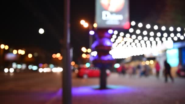 Beau bokeh scintillant dans un fond sombre et flou la nuit. — Video