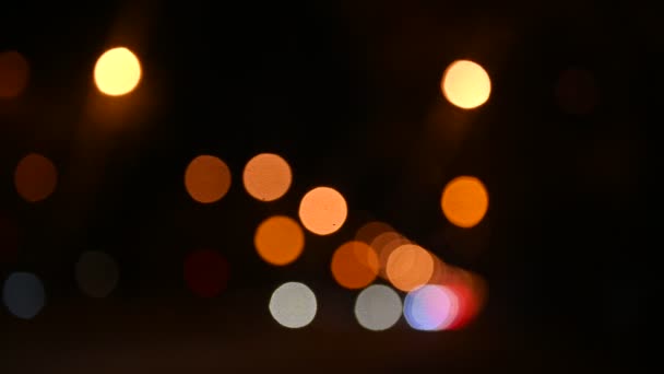 Красивый блестящий боке на темном размытом фоне ночью. — стоковое видео