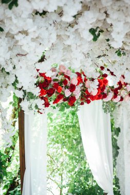 Düğün için kemer, kumaş ve çiçeklerle süslenmiş.