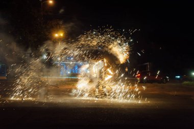 Parlak dönen ateş kıvılcımlar saçar ve gecenin içinde ateş gösterisi