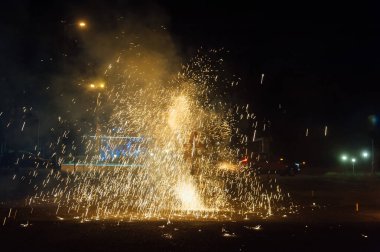 Parlak dönen ateş kıvılcımlar saçar ve gecenin içinde ateş gösterisi