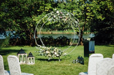 Düğün için kemer, kumaş ve çiçeklerle süslenmiş.