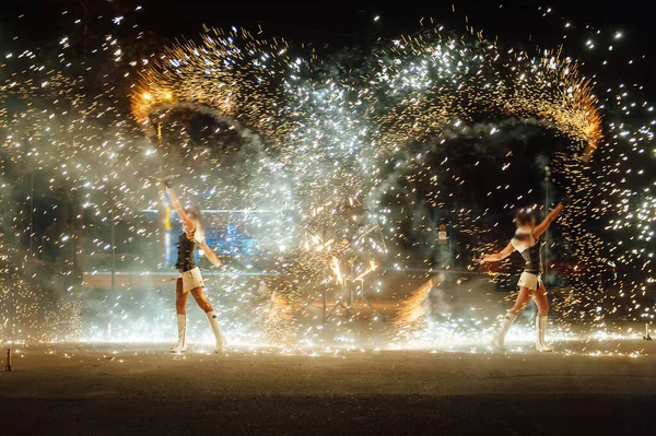 Les étincelles de feu de spin lumineux et spectacle de feu dans la nuit — Photo