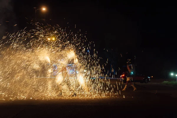 Les étincelles de feu de spin lumineux et spectacle de feu dans la nuit — Photo