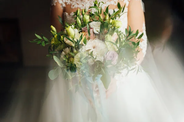 Η όμορφη νύφη κρατώντας ένα πολύχρωμο μπουκέτο γάμου. — Φωτογραφία Αρχείου