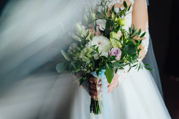 Красива наречена тримає весільний барвистий букет . — стокове фото
