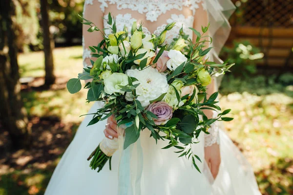 Noiva bonita está segurando um buquê colorido de casamento . — Fotografia de Stock