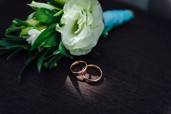 Anillos de boda de oro con flores alrededor de primer plano. día soleado —  Fotos de Stock