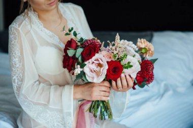 Bir gelin beyaz elbiseli güzel düğün buket tutuyor