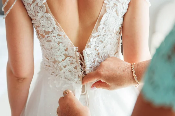 Dama de honor preparando novia para el día de la boda . — Foto de Stock