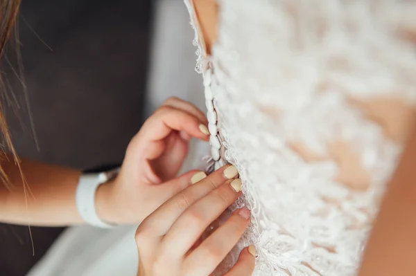 Dama de honor preparando novia para el día de la boda . — Foto de Stock